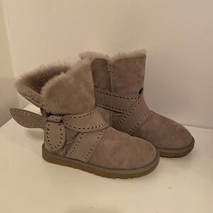 Women’s gray bow UGG boots Size 6 EU 37